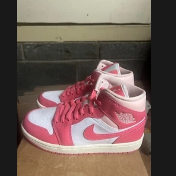 OFFERS OPEN! Women’s 7.5 Nike Jordan 1 Mid Strawberries & Cream Sneakers - Picture 1 of 1